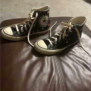 Converse Chuck Taylor All Star high tops black w/flower appliqués size 7 1/2